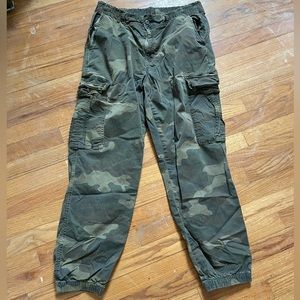 AE Cargo camo joggers